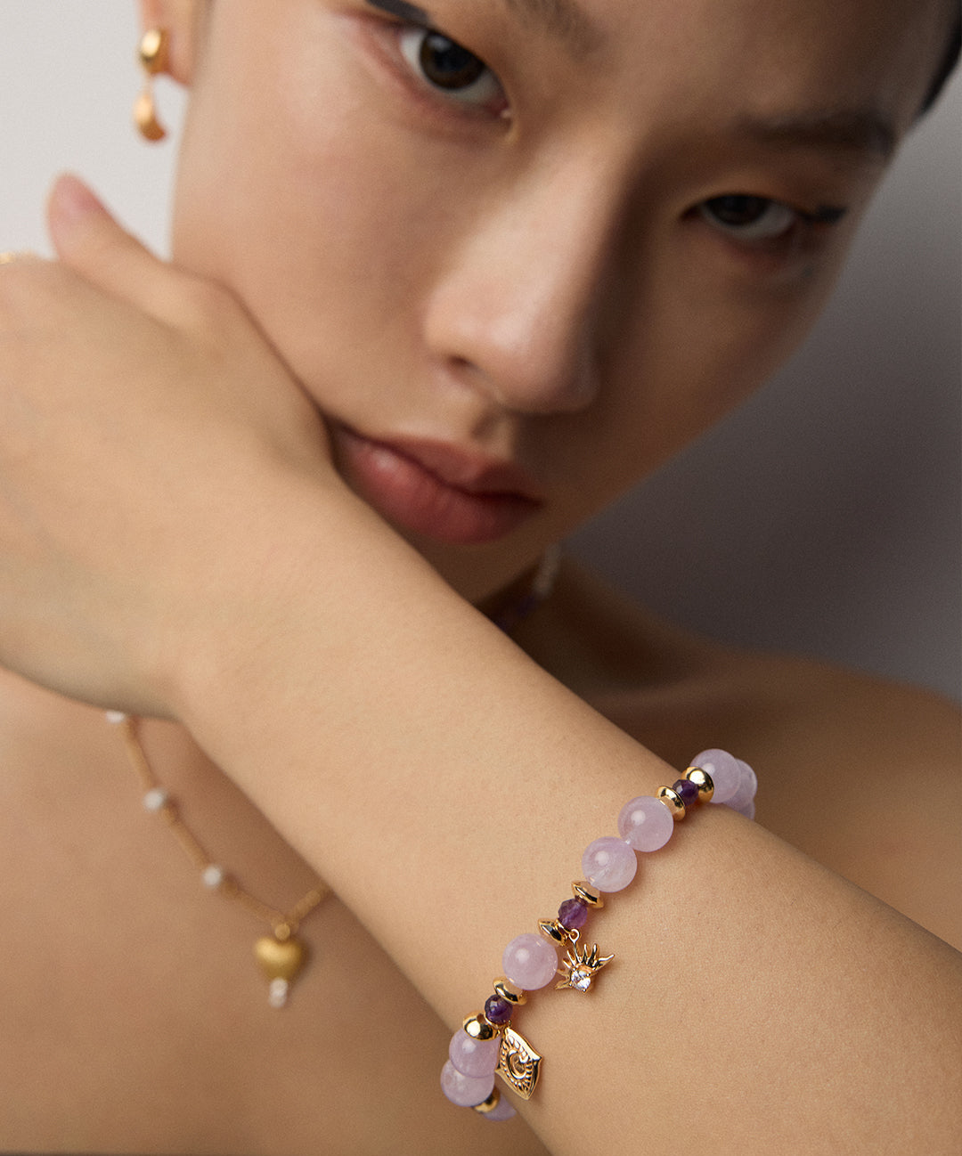 Armband mit violettem Naturkristall, Zirkonia & Symbol-Charme