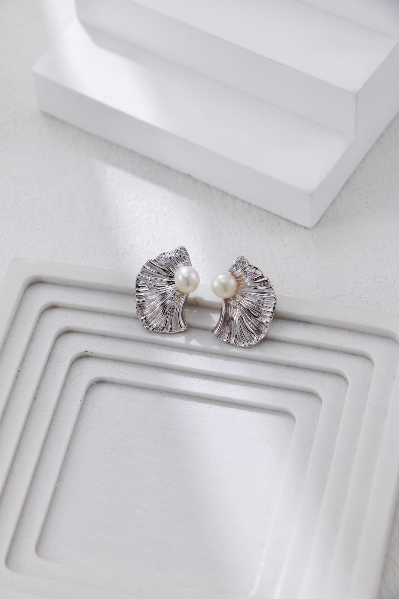 S925 Ohrstecker Fächerstruktur mit Kunstperle