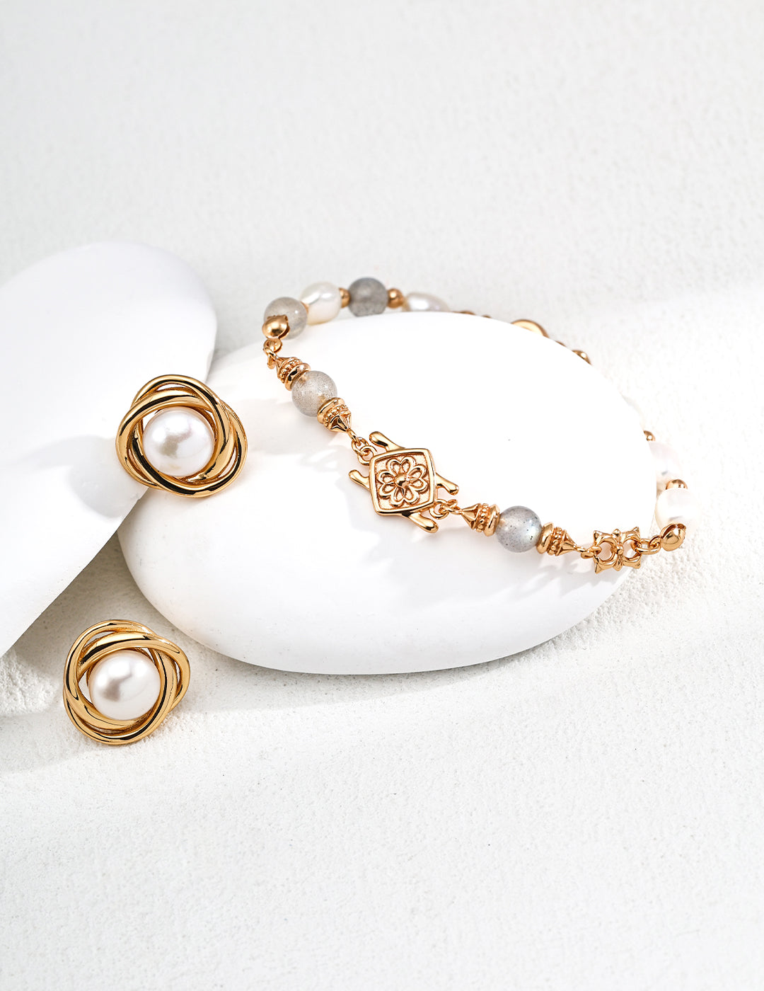 925er Silberarmband mit Naturperlen & grauem Mondstein - Antikgold