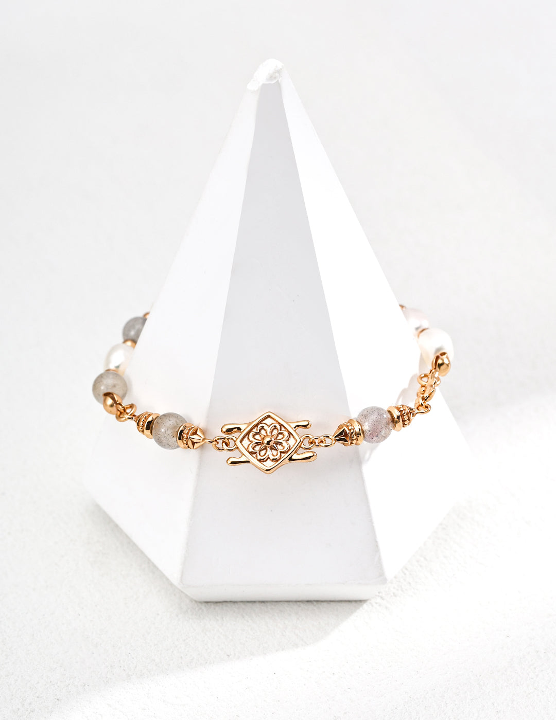 925er Silberarmband mit Naturperlen & grauem Mondstein - Antikgold