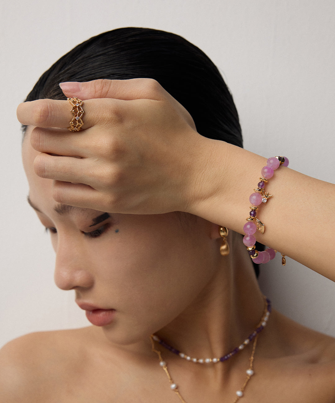 Armband mit violettem Naturkristall, Zirkonia & Symbol-Charme