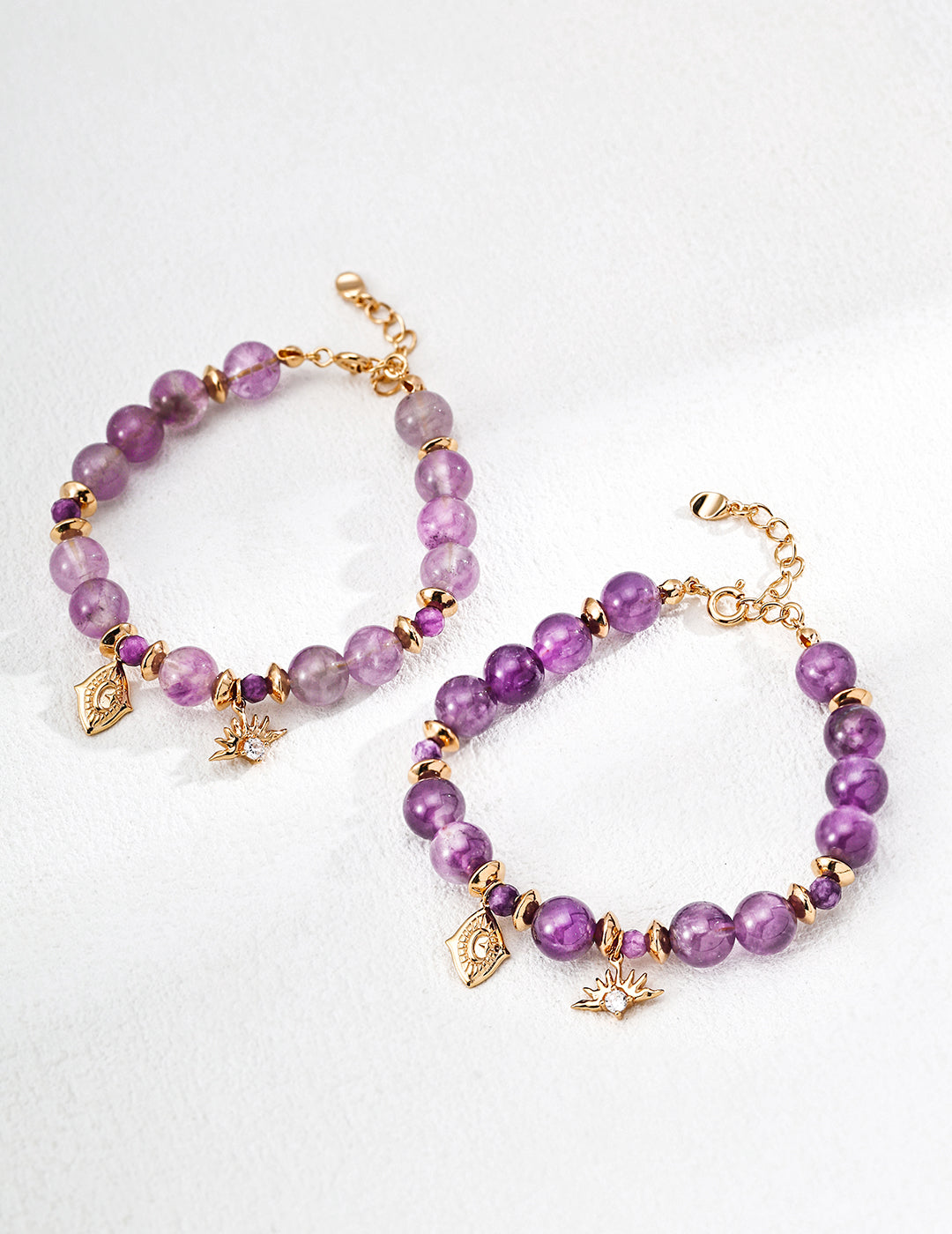 Armband mit violettem Naturkristall, Zirkonia & Symbol-Charme