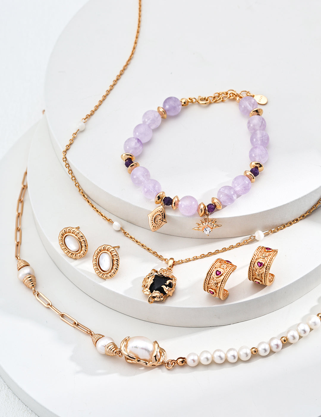 Armband mit violettem Naturkristall, Zirkonia & Symbol-Charme