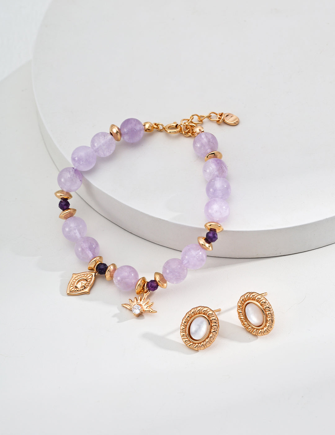 Armband mit violettem Naturkristall, Zirkonia & Symbol-Charme