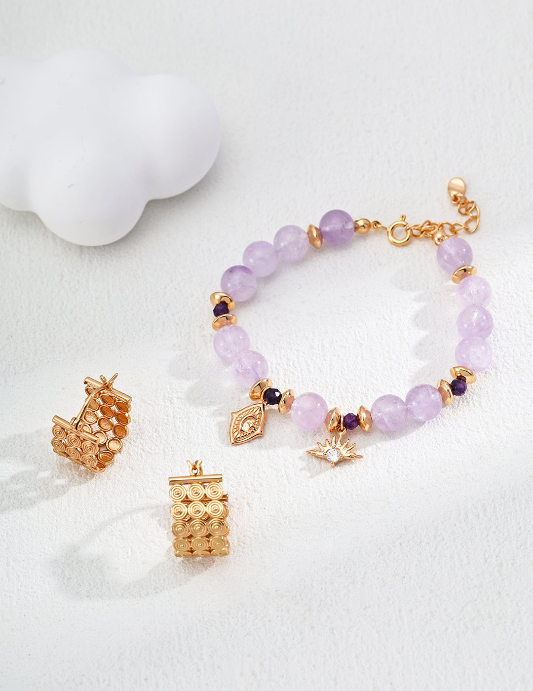 Armband mit violettem Naturkristall, Zirkonia & Symbol-Charme