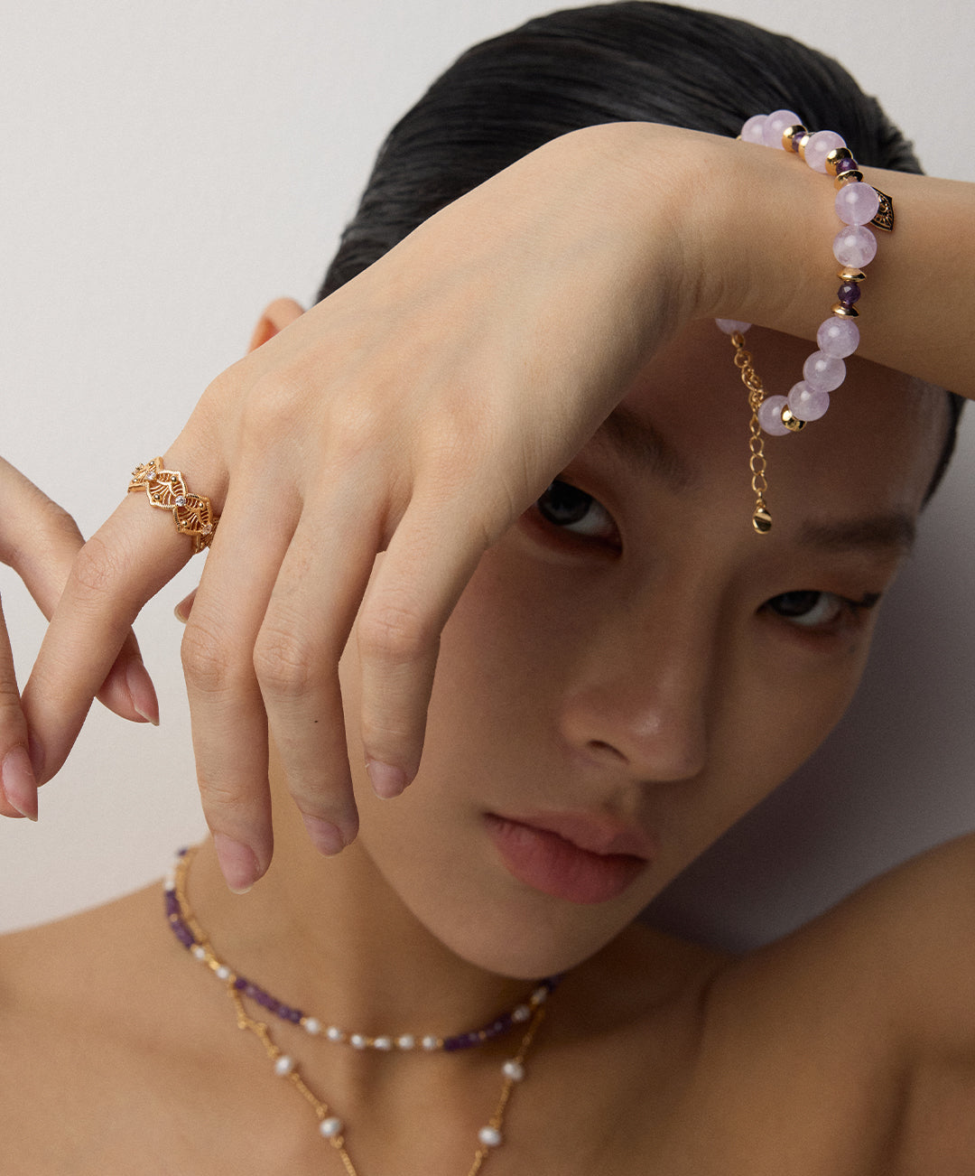 Armband mit violettem Naturkristall, Zirkonia & Symbol-Charme