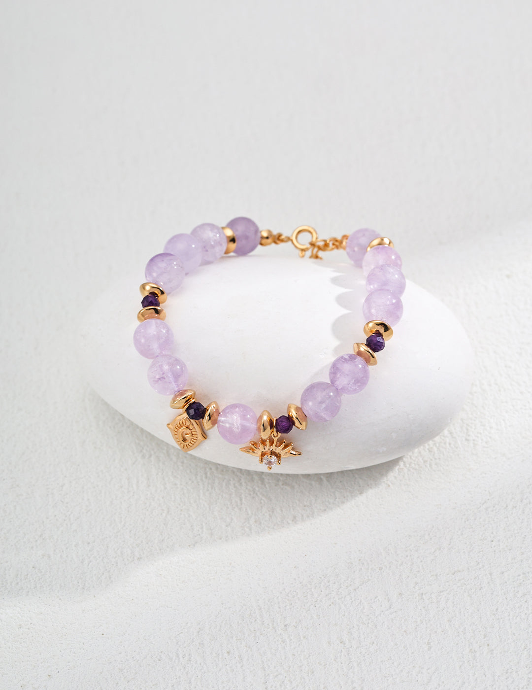 Armband mit violettem Naturkristall, Zirkonia & Symbol-Charme