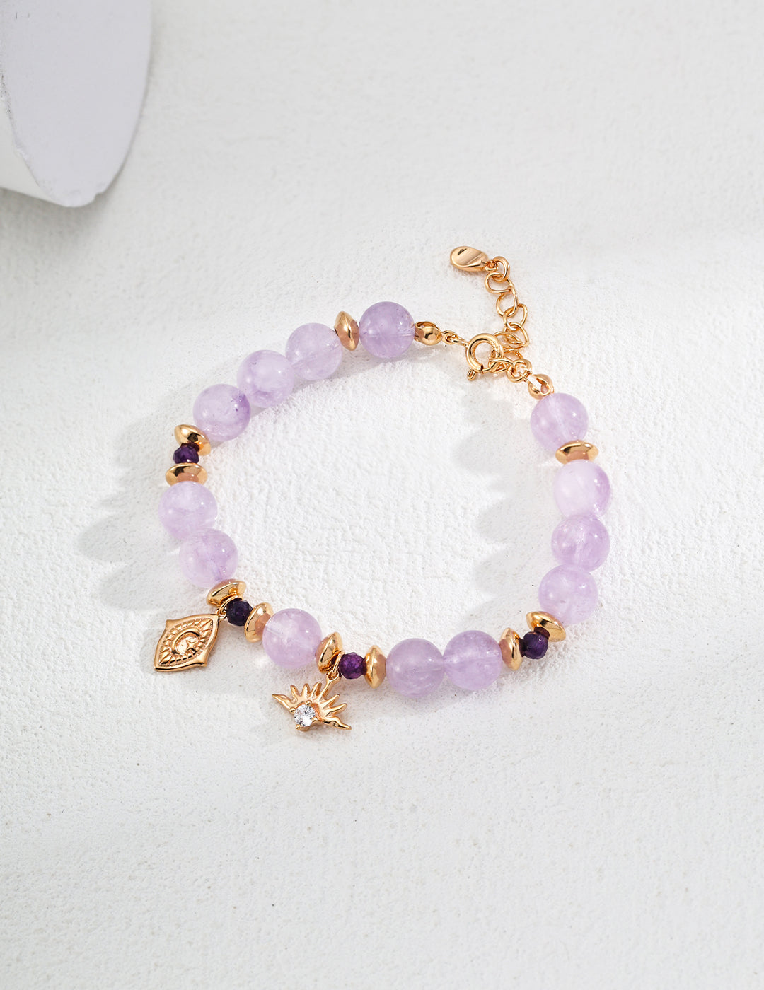 Armband mit violettem Naturkristall, Zirkonia & Symbol-Charme