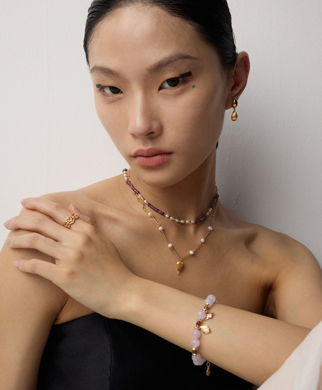 Armband mit violettem Naturkristall, Zirkonia & Symbol-Charme