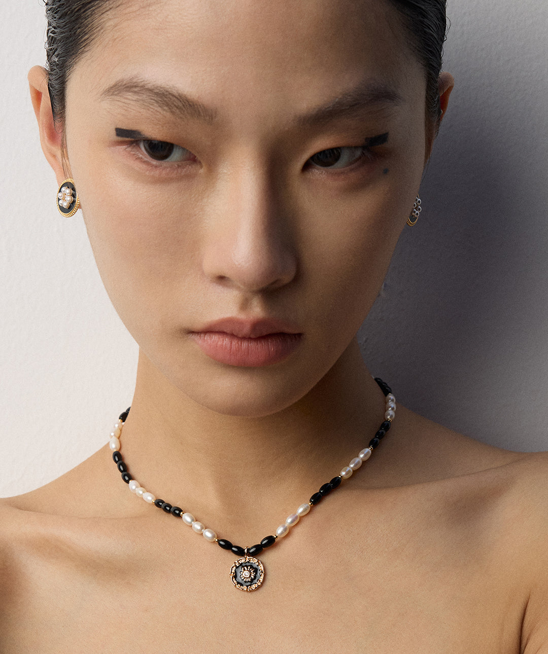 S925 Perlenkette mit schwarzem Onyx-Effekt & floralem Anhänger