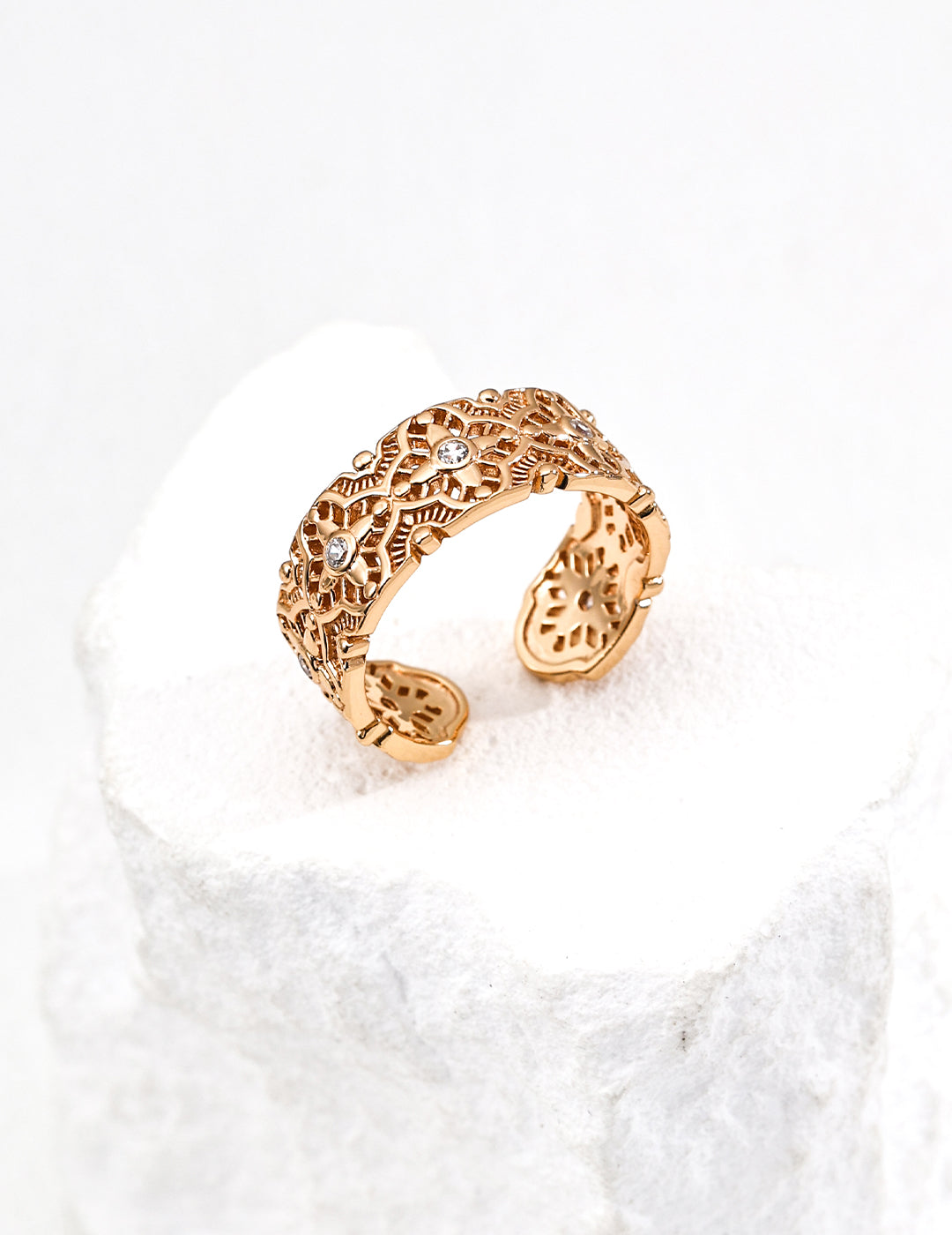 Verzierter S925 Silberring mit floraler Ornamentik und Zirkonakzenten
