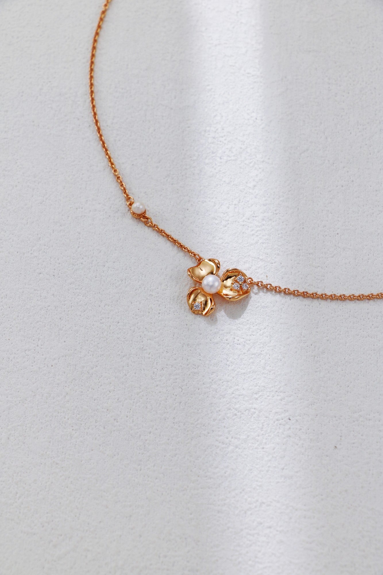 S925 Halskette mit Blütenanhänger und Zierperlen