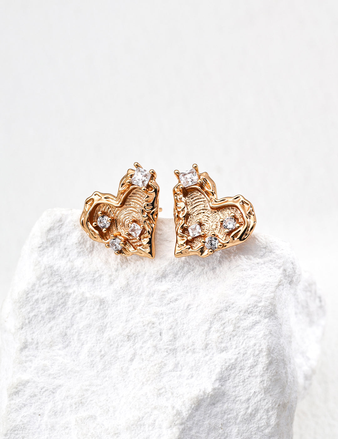 S925 Herz-Ohrstecker – Zirkonbesatz & Vintage-Goldoptik