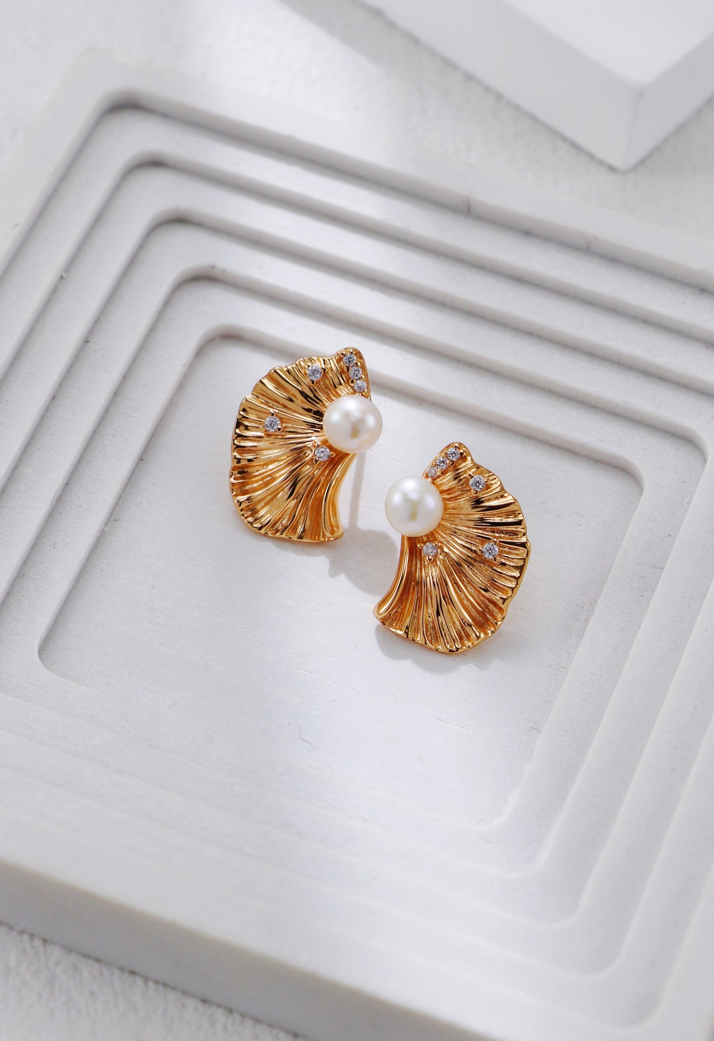 S925 Ohrstecker Fächerstruktur mit Kunstperle