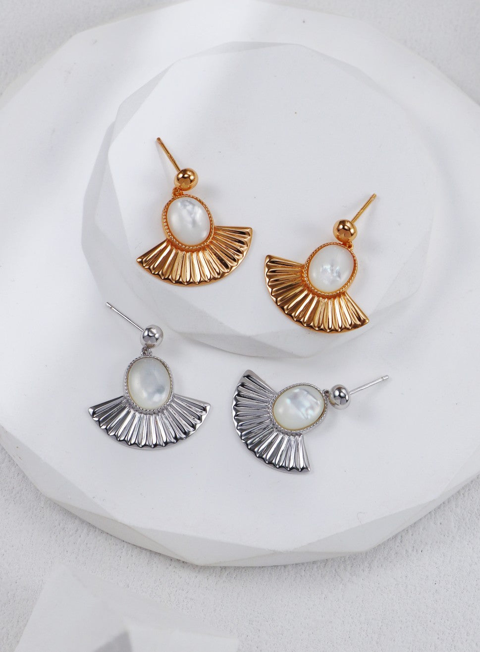 S925 Ohrhänger Fächerform mit ovaler Kunstperle – Gold / Silber