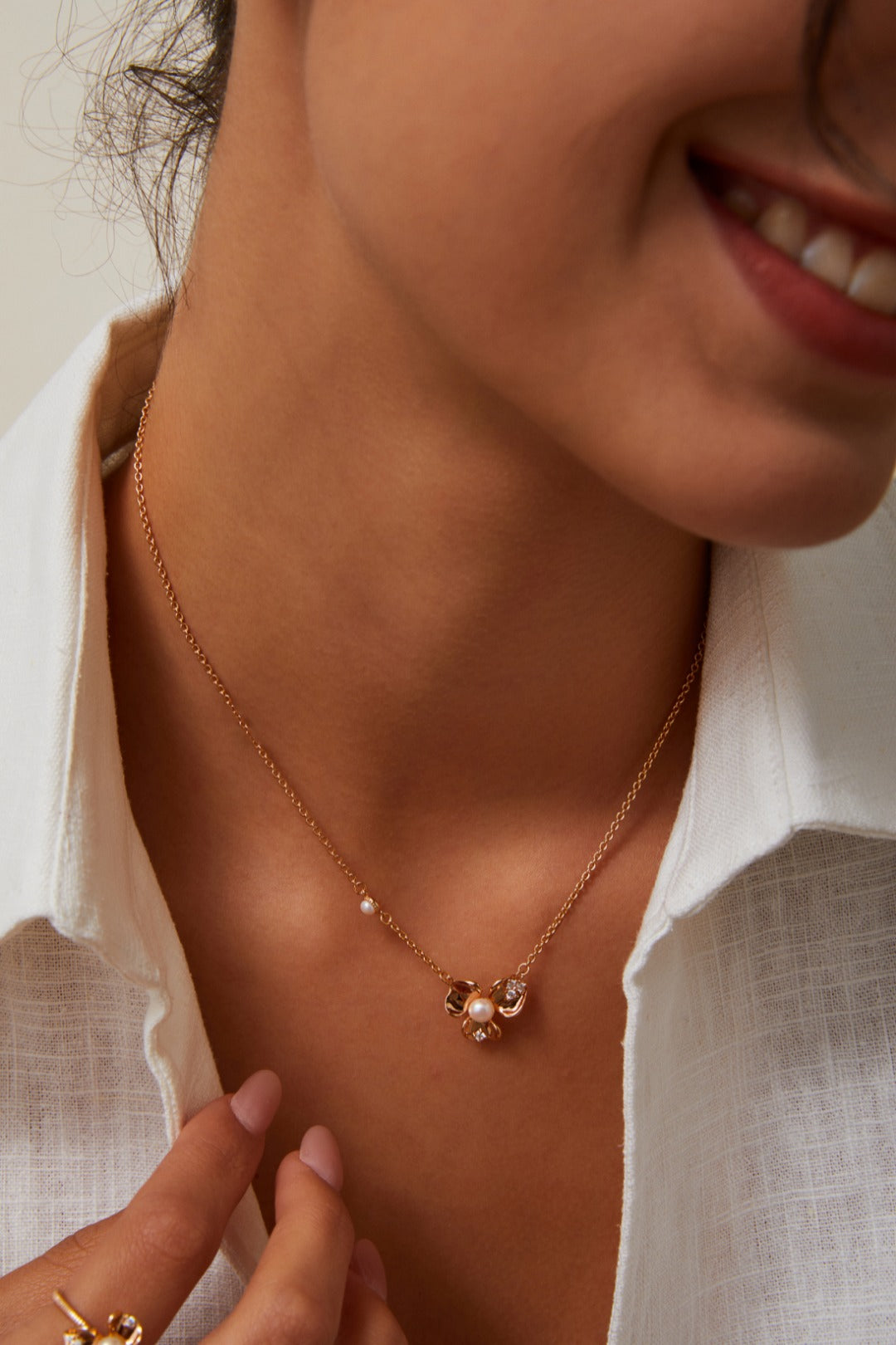 S925 Halskette mit Blütenanhänger und Zierperlen