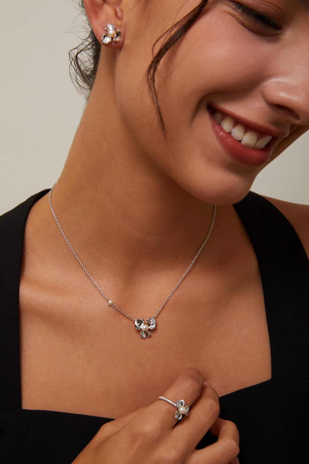 S925 Halskette mit Blütenanhänger und Zierperlen