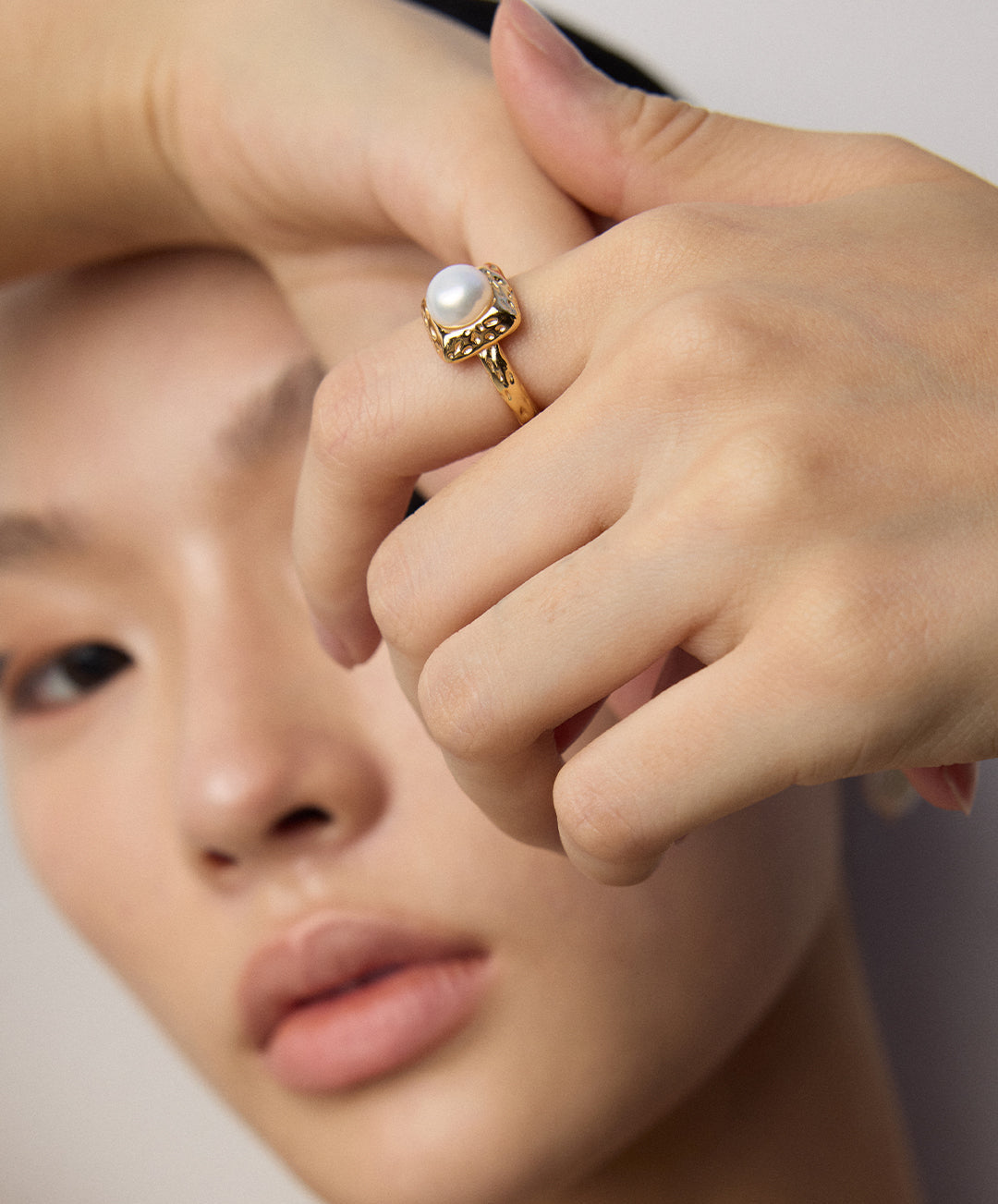 S925 Ring mit Süßwasserperle und gehämmerter Struktur