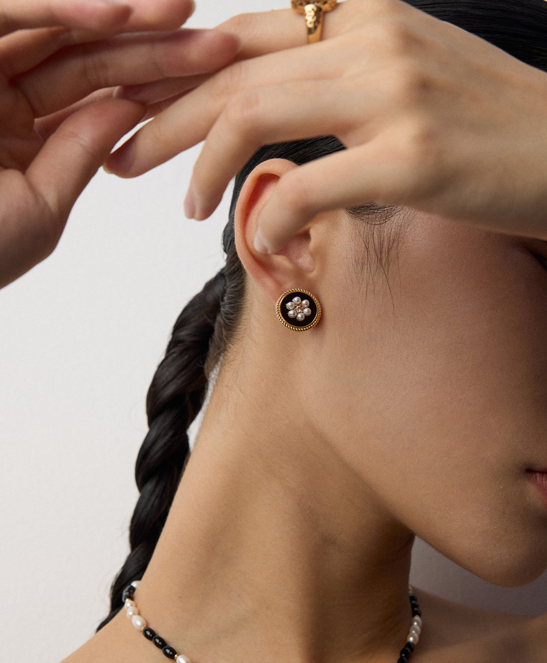 Schwarze Emaille-Perlenohrringe aus 925er Silber