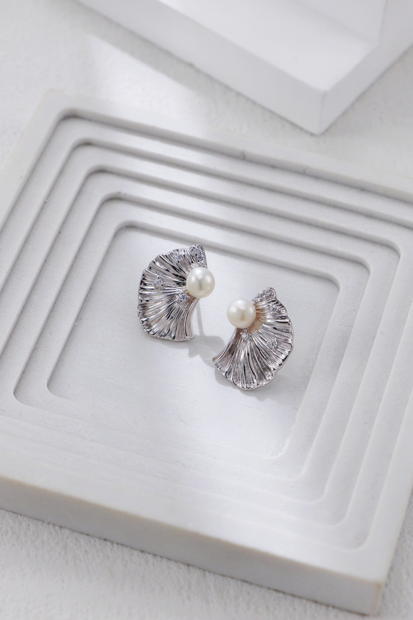 S925 Ohrstecker Fächerstruktur mit Kunstperle