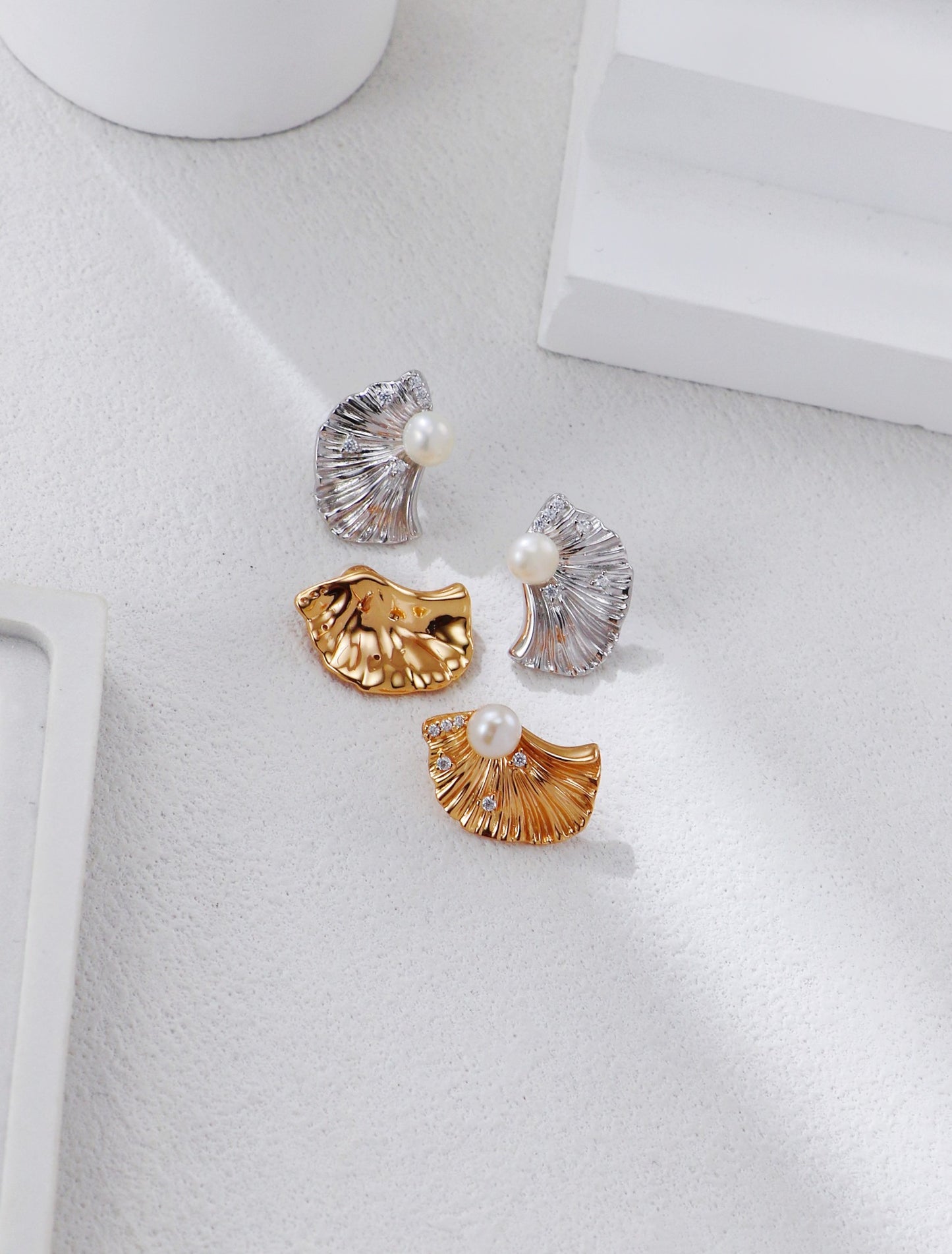 S925 Ohrstecker Fächerstruktur mit Kunstperle