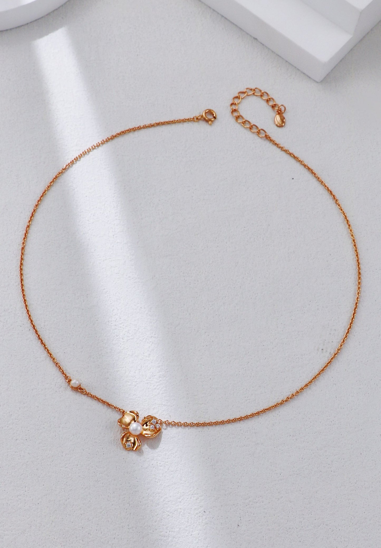 S925 Halskette mit Blütenanhänger und Zierperlen