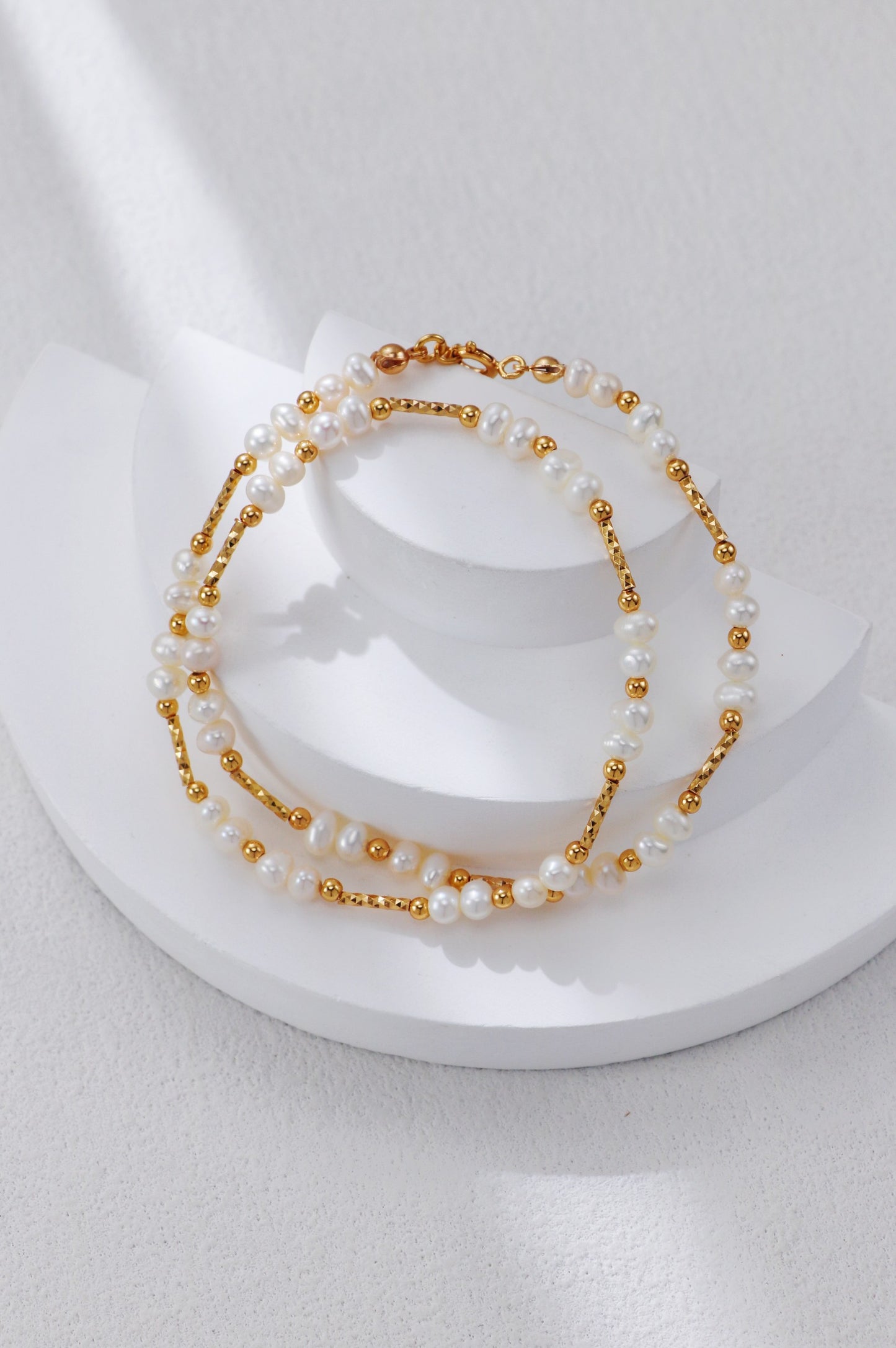 S925 Silberkette mit Süßwasserperlen und goldfarbenen Elementen