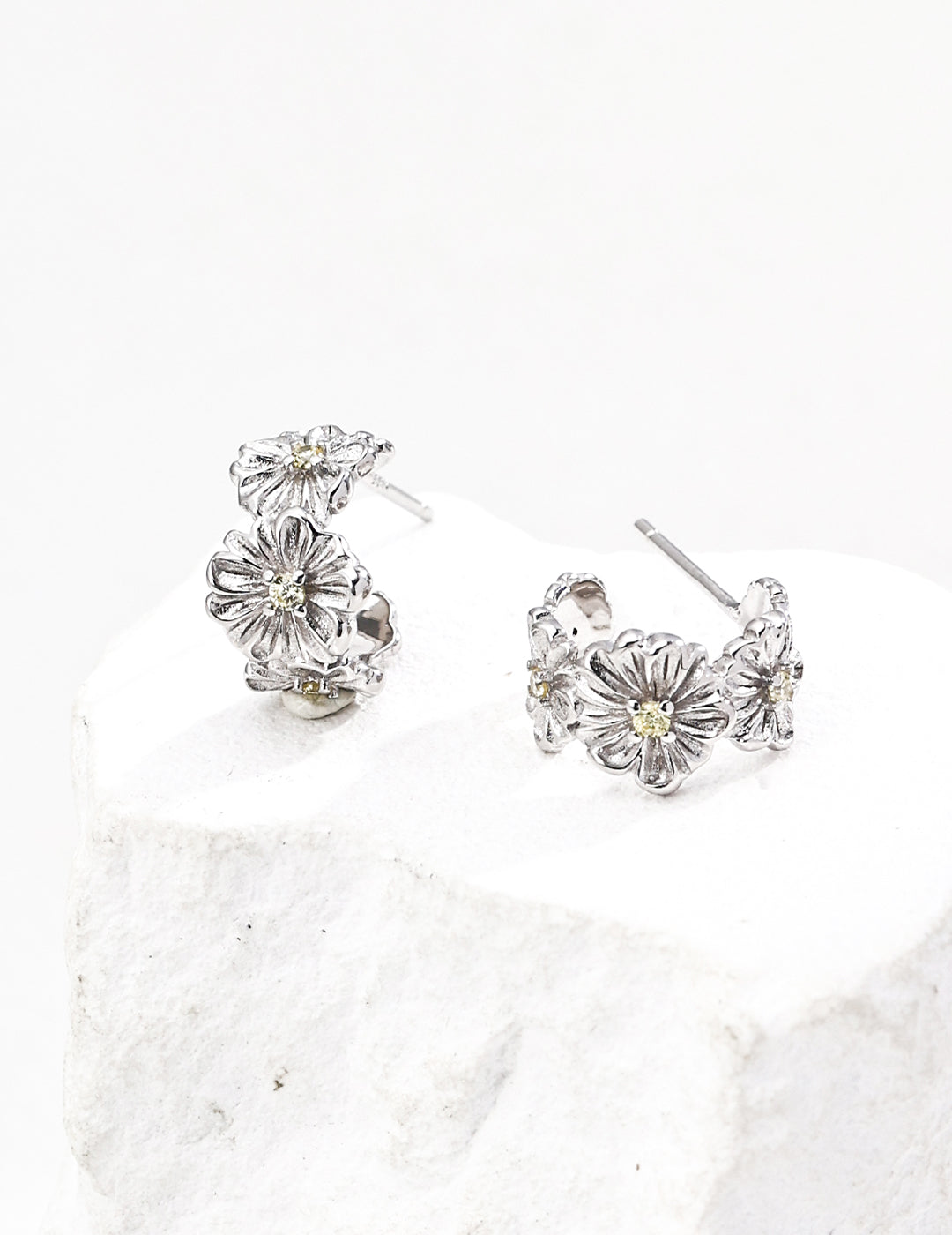 S925 Blüten-Ohrringe – florales Design mit funkelndem Kristall