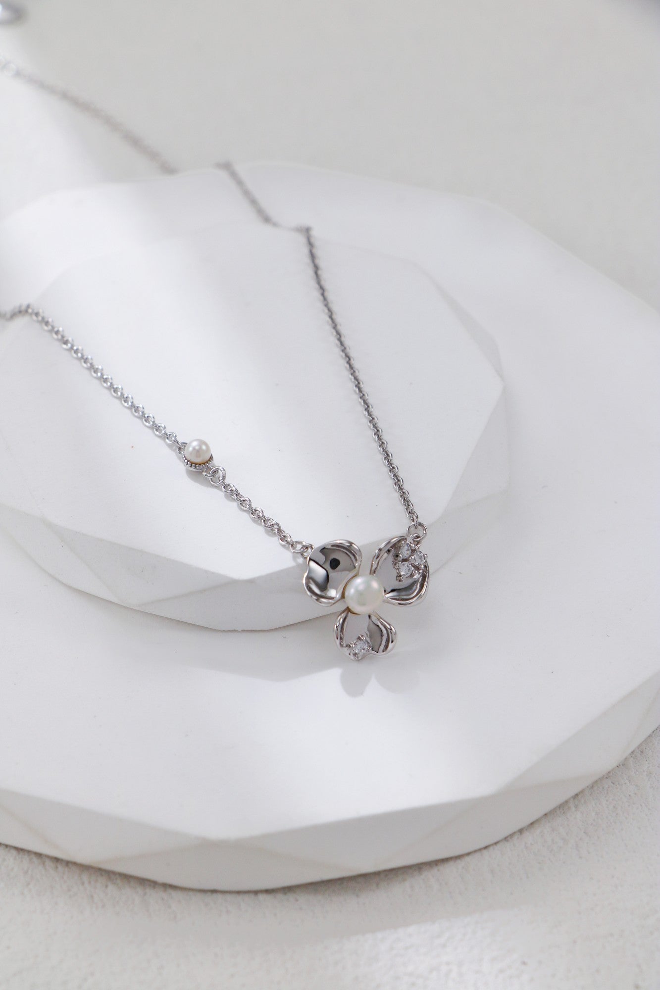 S925 Halskette mit Blütenanhänger und Zierperlen