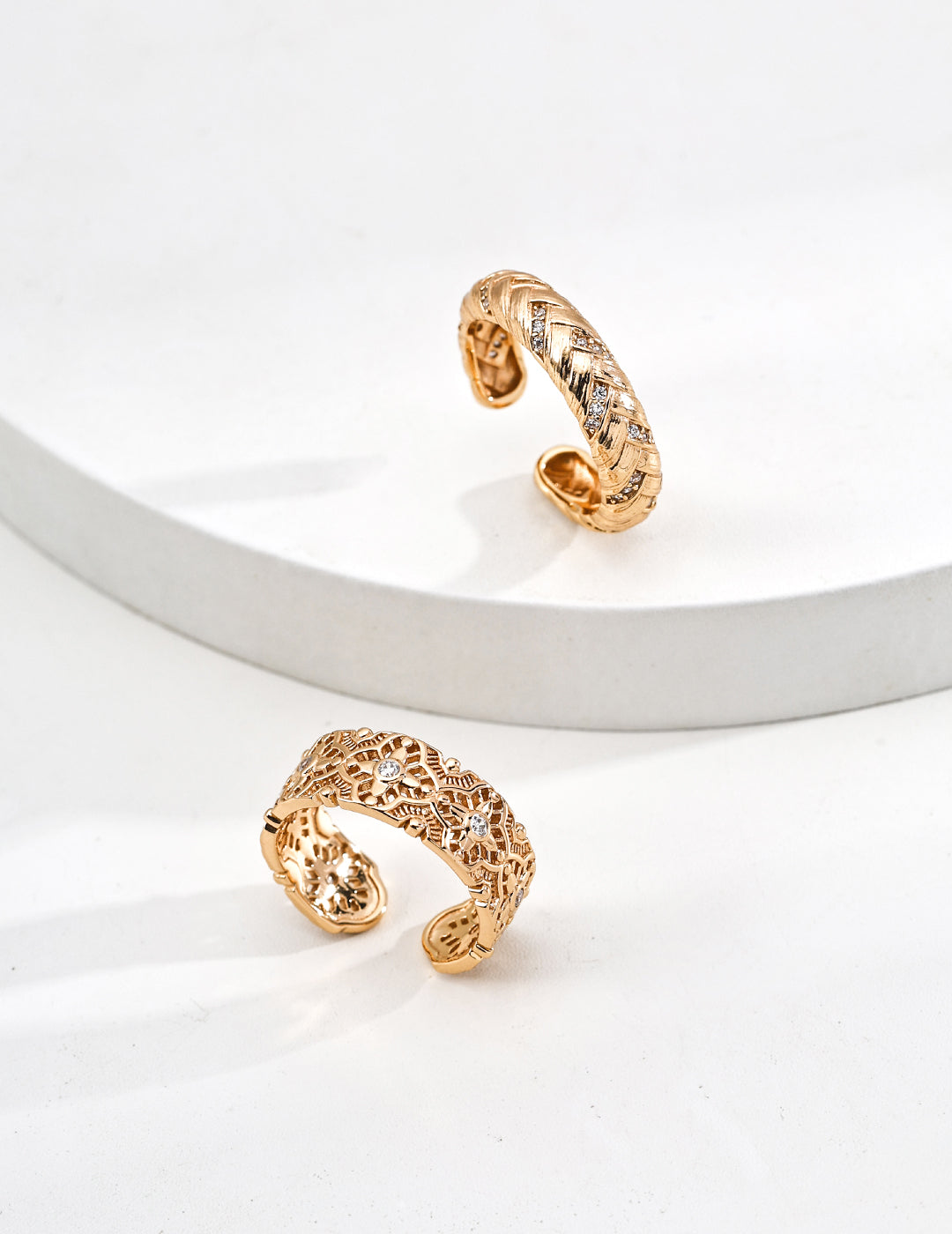 Verzierter S925 Silberring mit floraler Ornamentik und Zirkonakzenten