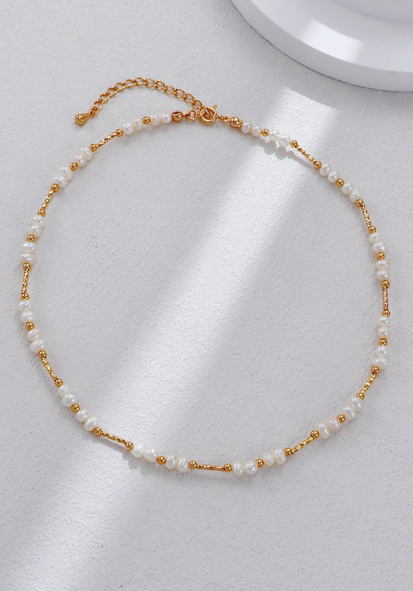 S925 Silberkette mit Süßwasserperlen und goldfarbenen Elementen