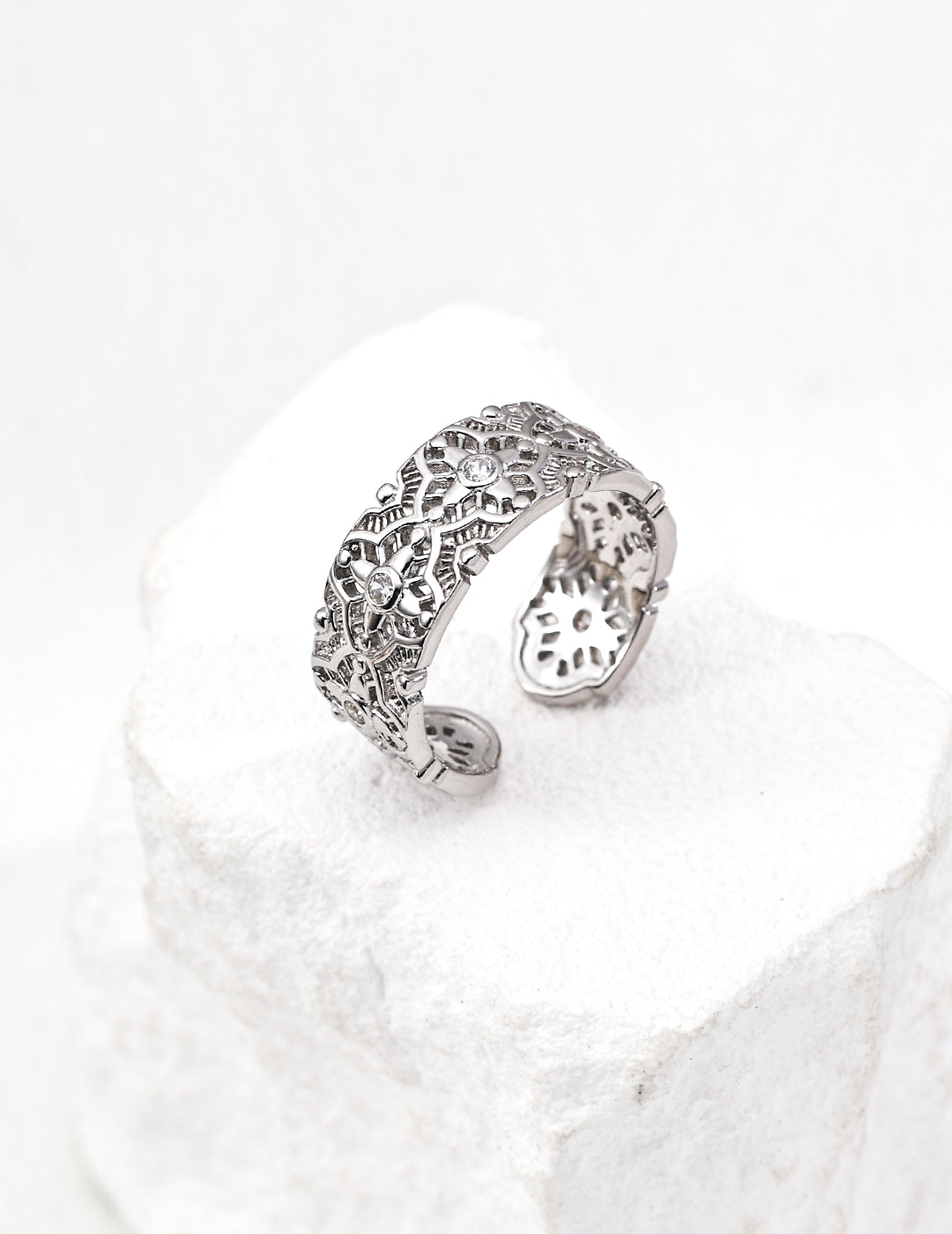 Verzierter S925 Silberring mit floraler Ornamentik und Zirkonakzenten
