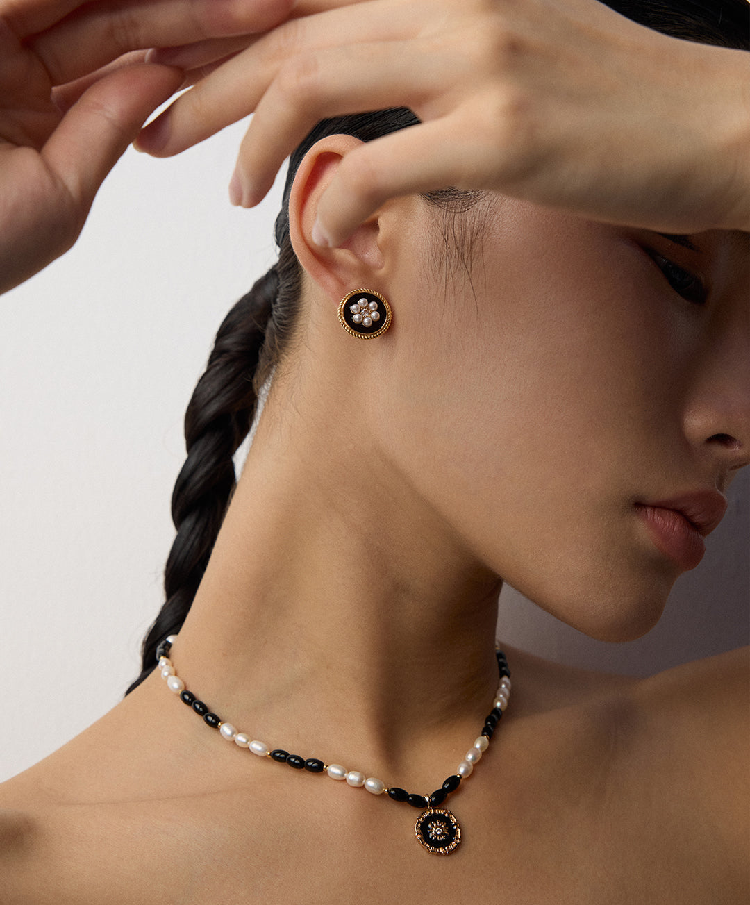 S925 Perlenkette mit schwarzem Onyx-Effekt & floralem Anhänger