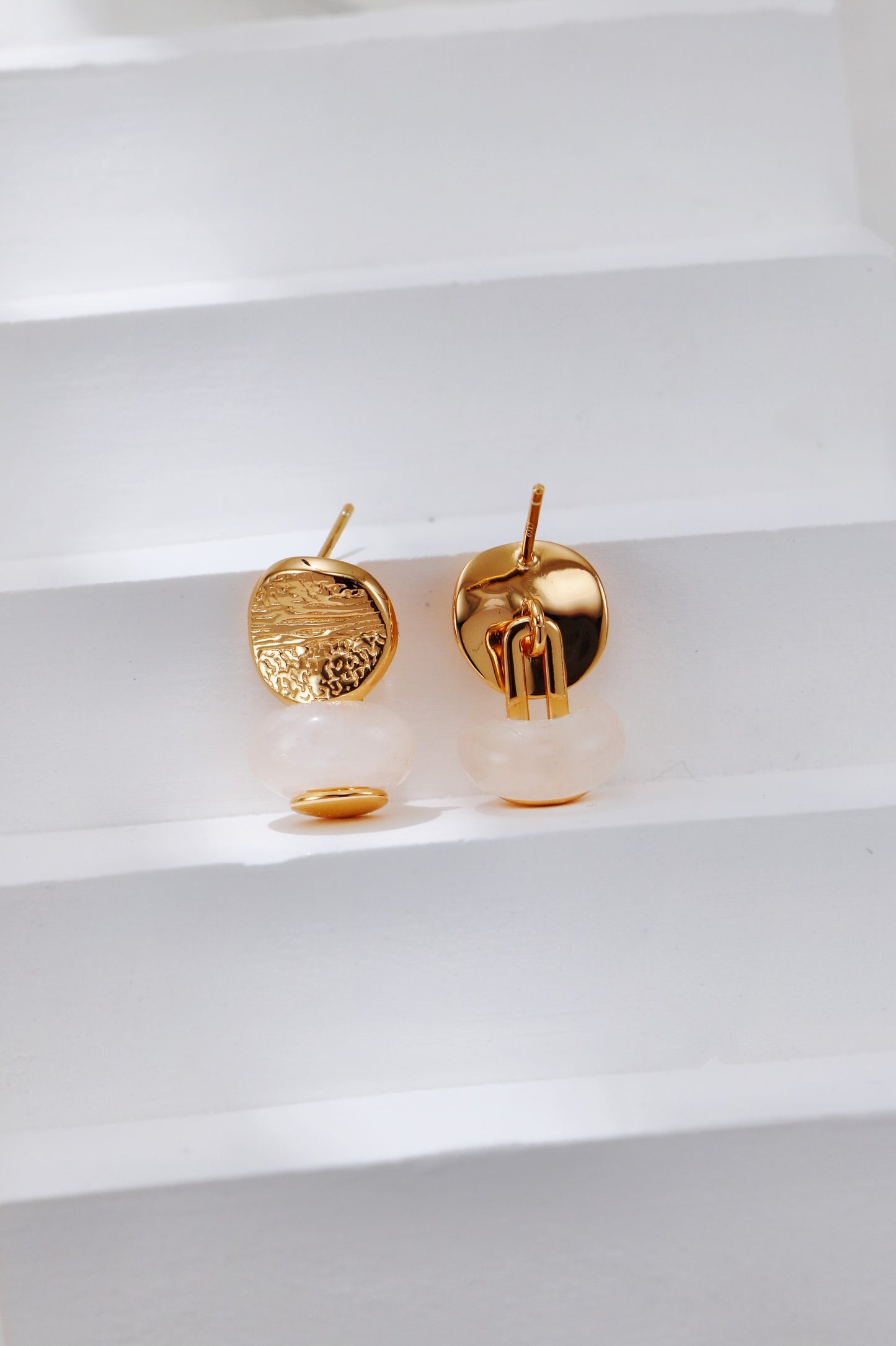 S925 Struktur-Ohrstecker mit Zierkristallring – Silber / Goldoptik