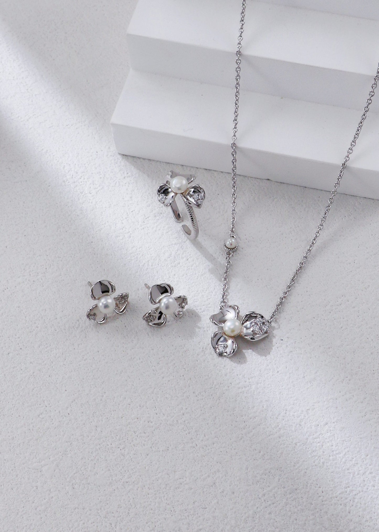 S925 Halskette mit Blütenanhänger und Zierperlen