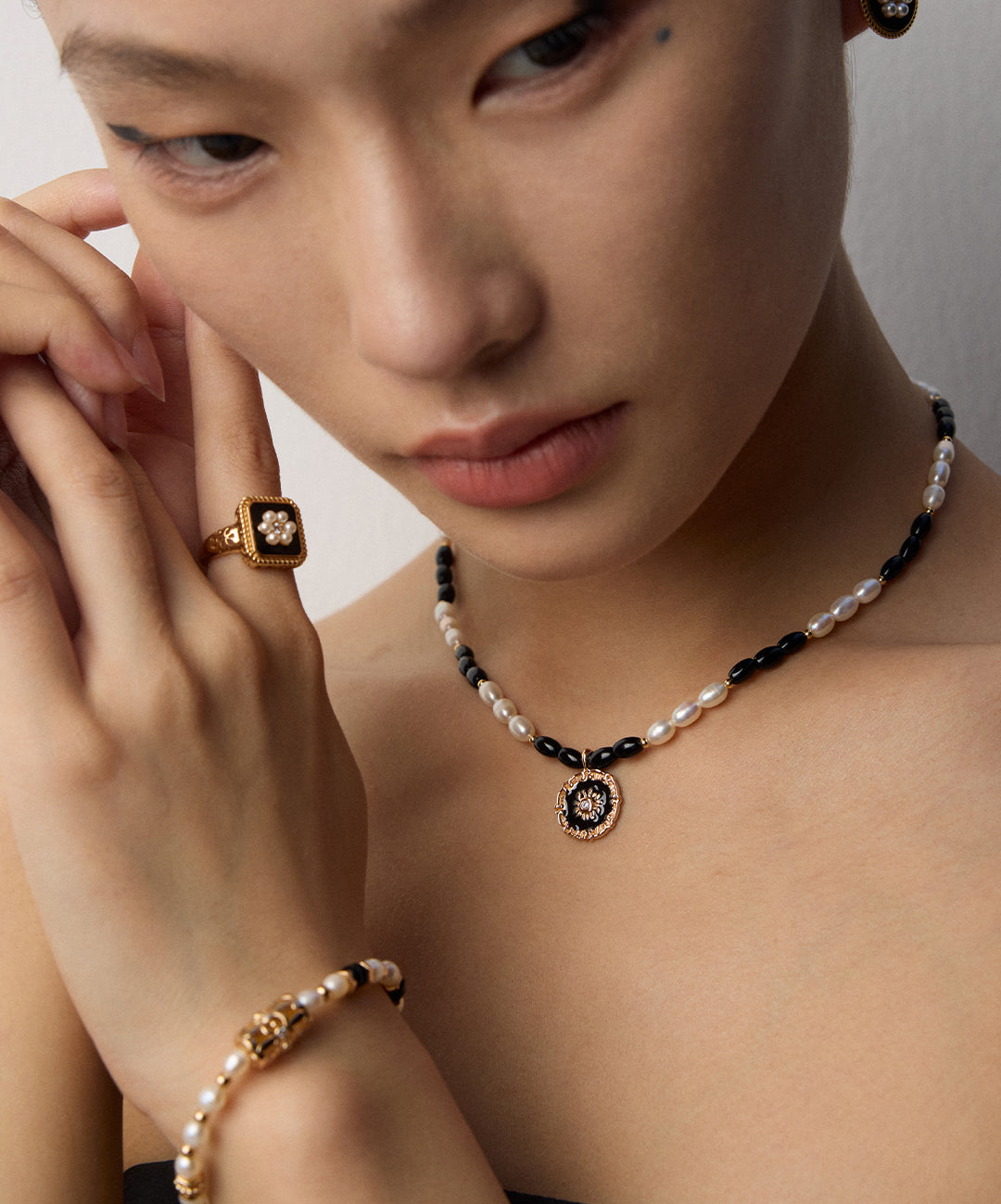 S925 Perlenkette mit schwarzem Onyx-Effekt & floralem Anhänger