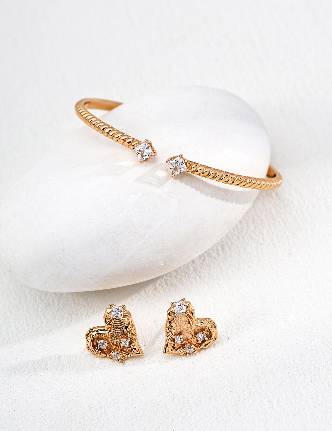 S925 Herz-Ohrstecker – Zirkonbesatz & Vintage-Goldoptik
