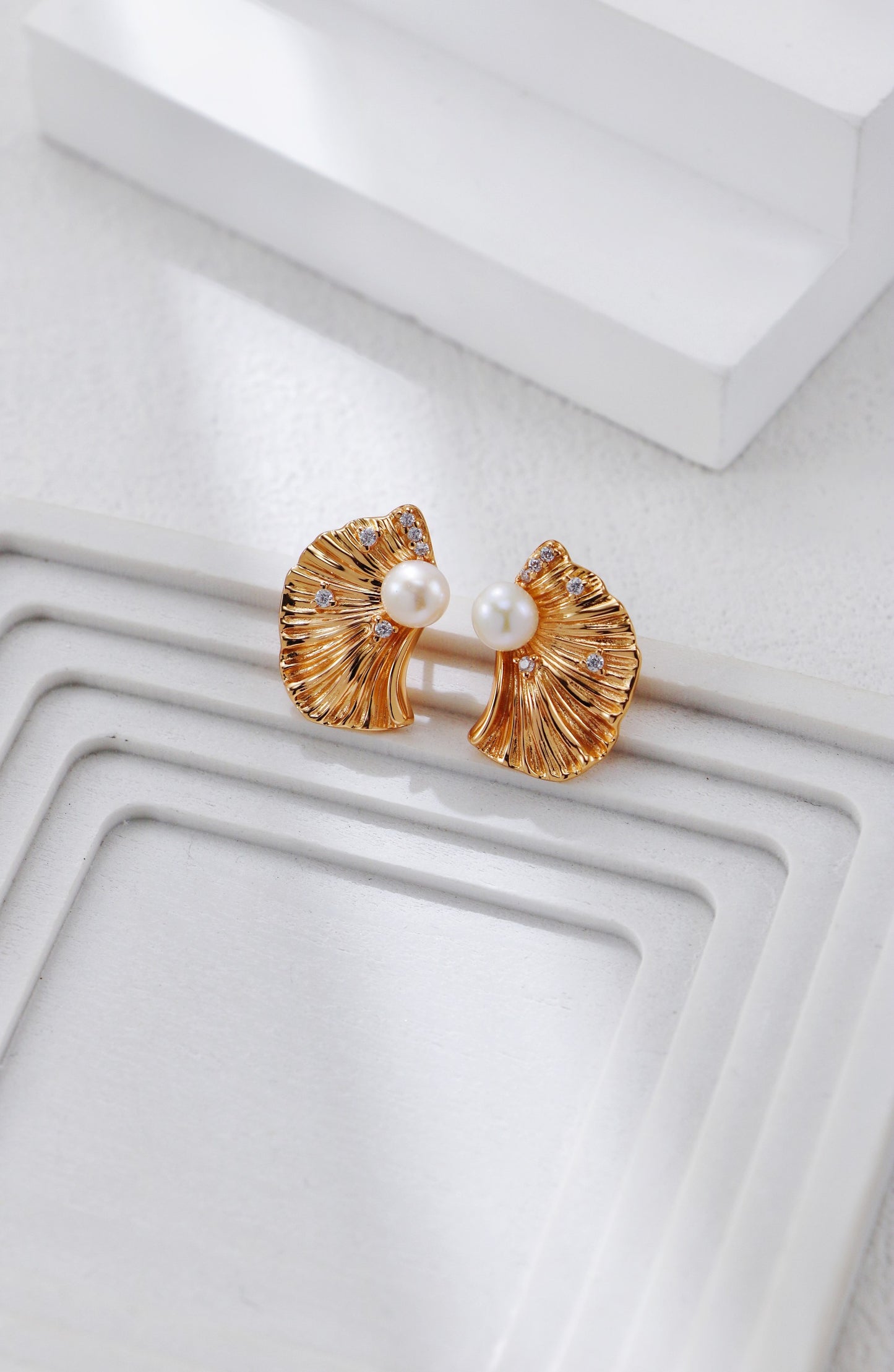 S925 Ohrstecker Fächerstruktur mit Kunstperle