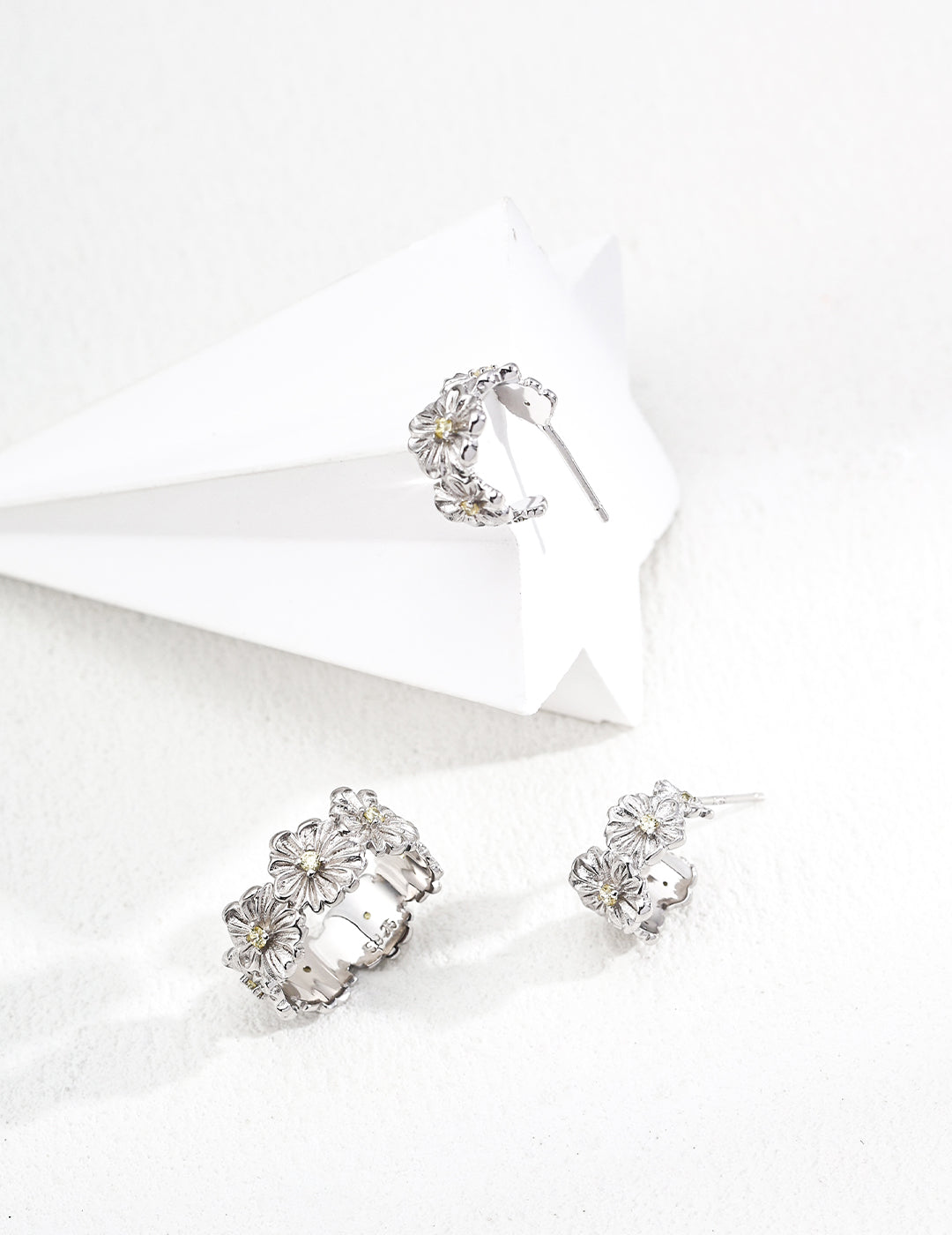 S925 Blüten-Ohrringe – florales Design mit funkelndem Kristall