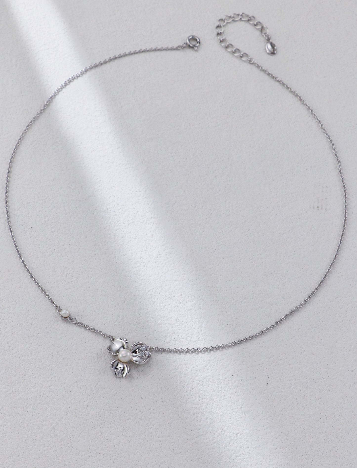 S925 Halskette mit Blütenanhänger und Zierperlen
