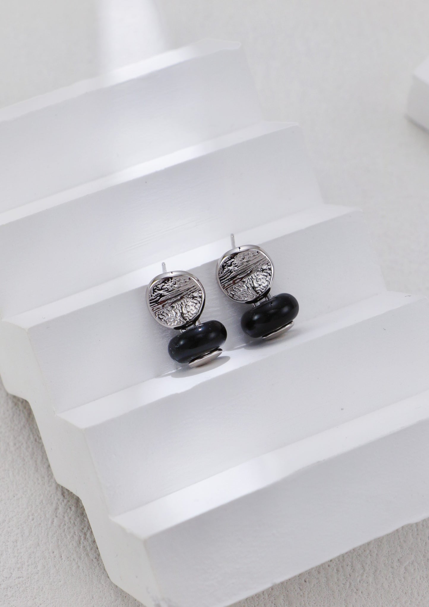 S925 Struktur-Ohrstecker mit Zierkristallring – Silber / Goldoptik