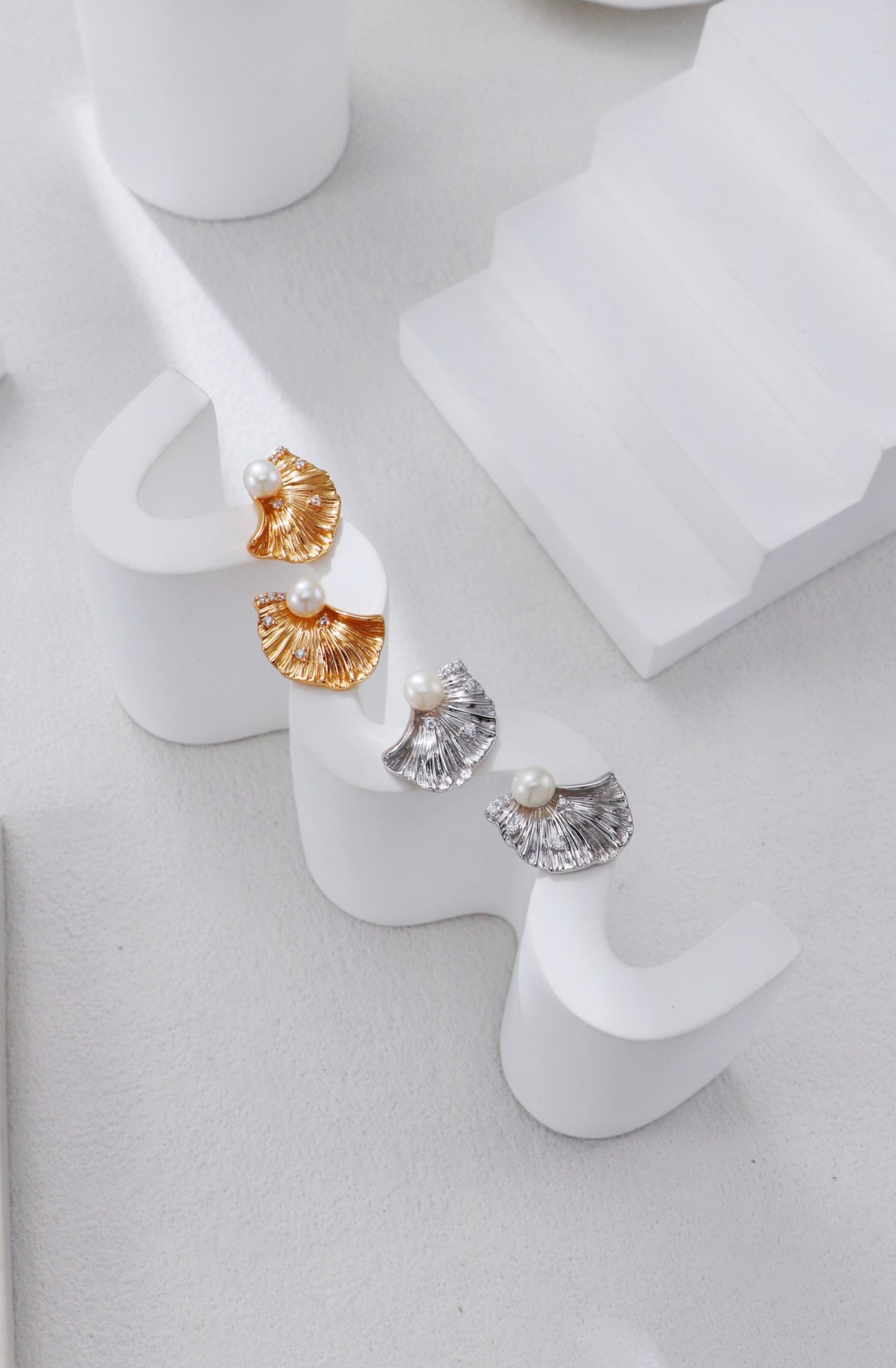 S925 Ohrstecker Fächerstruktur mit Kunstperle