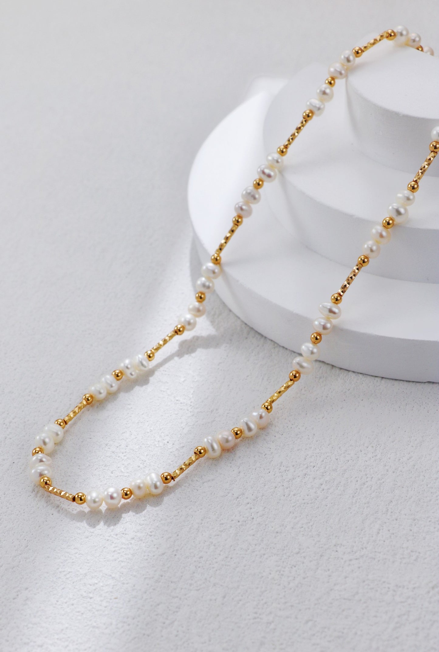 S925 Silberkette mit Süßwasserperlen und goldfarbenen Elementen