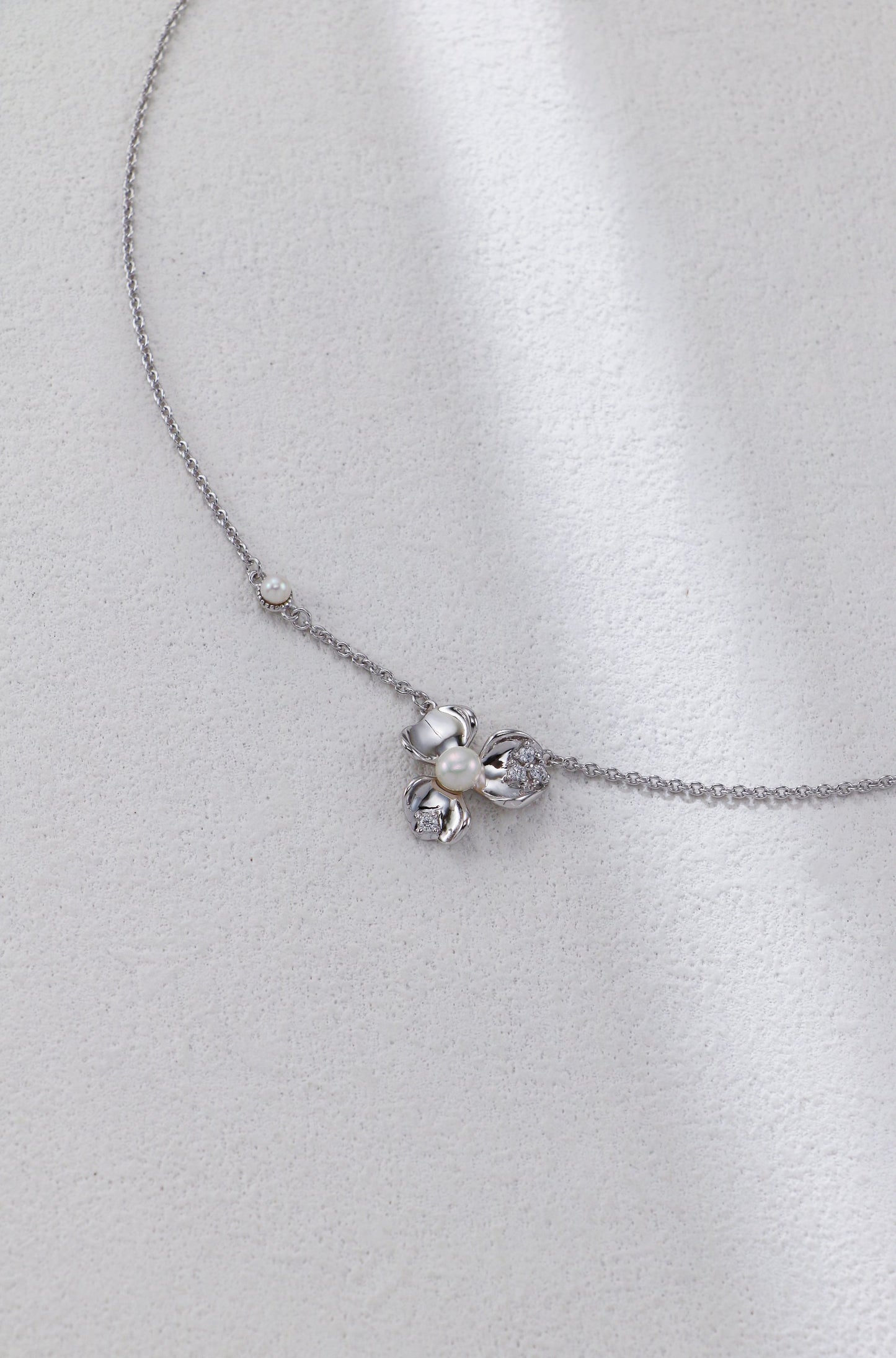 S925 Halskette mit Blütenanhänger und Zierperlen