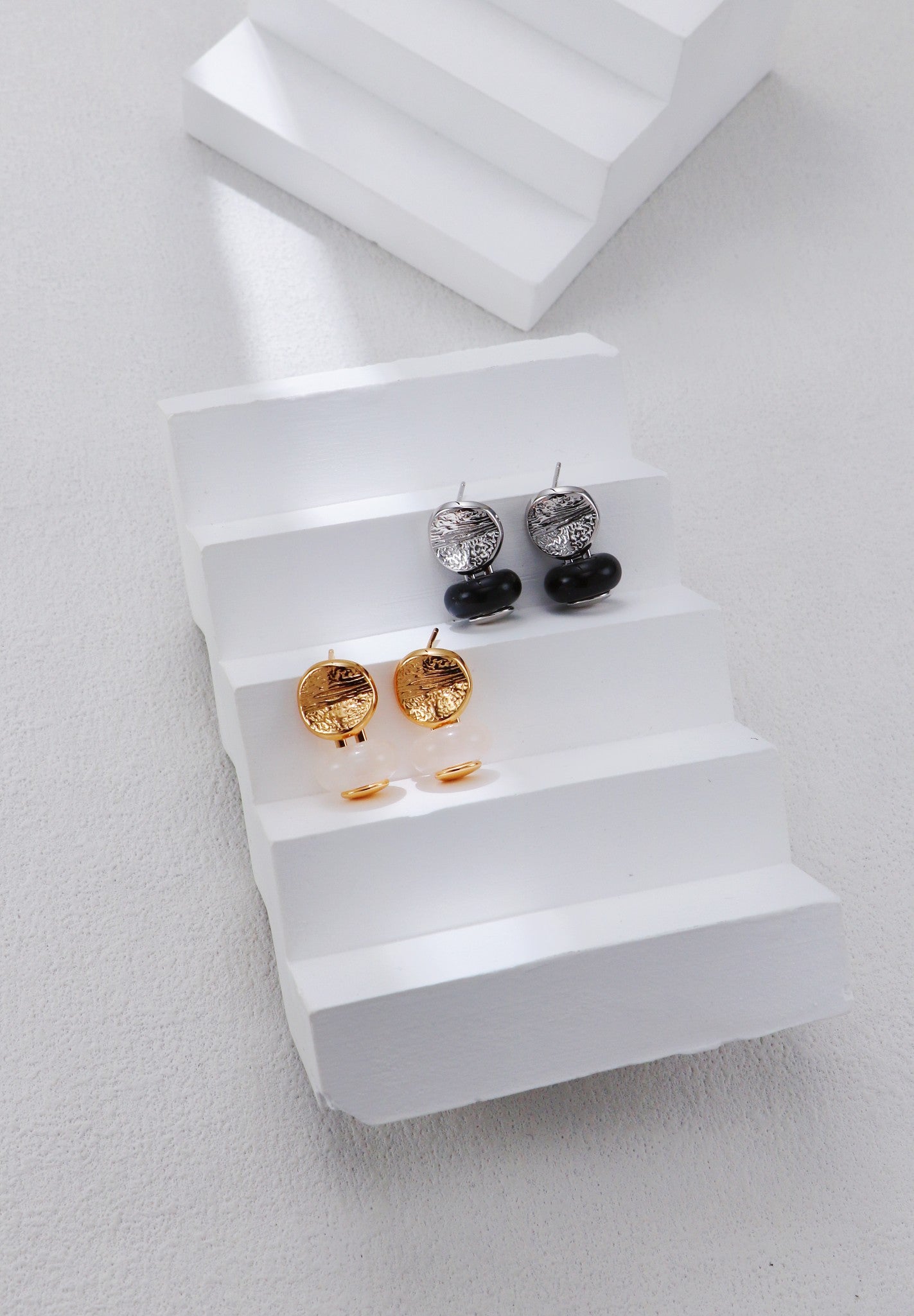 S925 Struktur-Ohrstecker mit Zierkristallring – Silber / Goldoptik