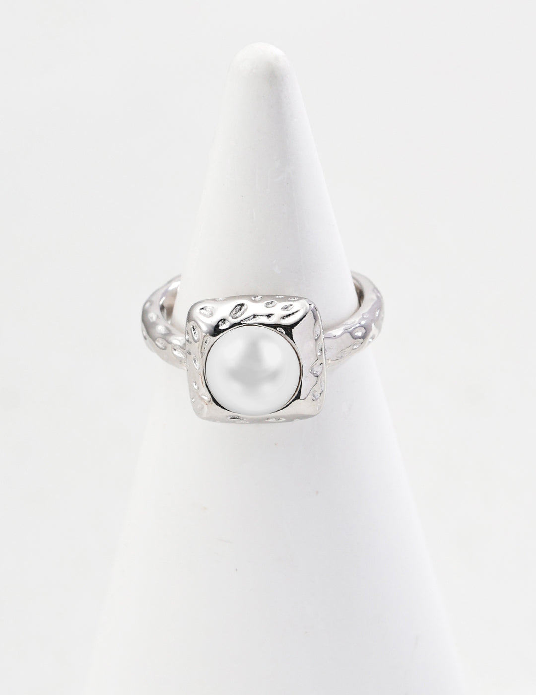 S925 Ring mit Süßwasserperle und gehämmerter Struktur